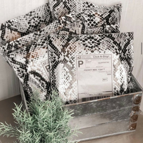 Includes 5 Bonus 6x9 Bags Other - 10x13 Snakeskin Mailers. Price is firm!